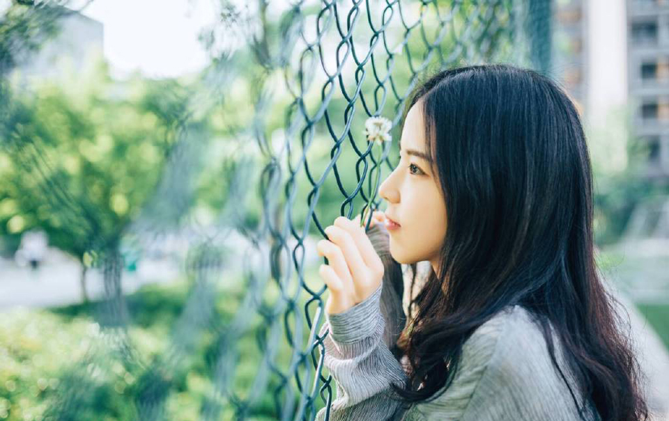 “事急从权，如今既然要用张任，说不得，当用一些手段。”法正微笑道。